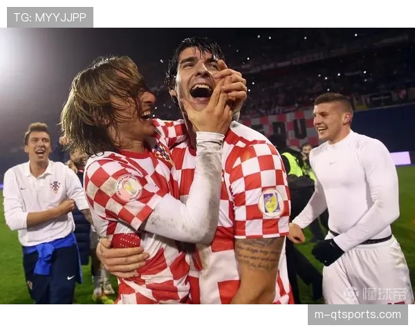 特写:终场哨响,卢顿门将卡明斯基泪洒球场